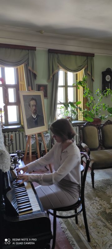 Таганрожцы и гости города почтили память писателя в музее «Лавка Чеховых».