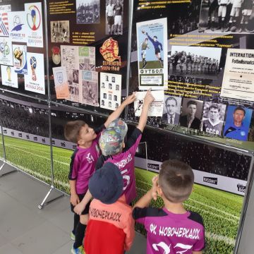 Передвижная выставка "Таганрогский кожаный мяч" поддержала первый  фестиваль детского футбола в Таганроге