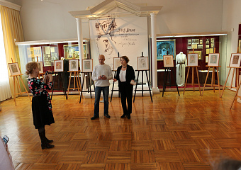 В Литературном музее открылась художественная выставка «Грим-Асы»