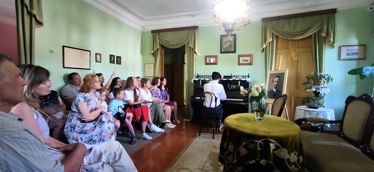 12 июня в музее «Лавка Чеховых» с успехом прошёл концерт лауреата международных конкурсов Ивана Корочкина.