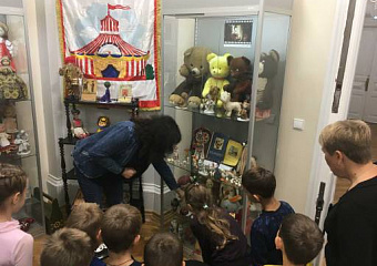 Дети на экскурсии в музее И.Д. Василенко