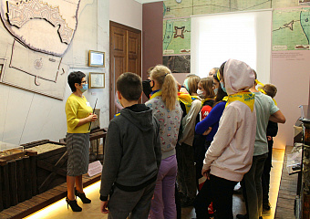 Участники детского туристического маршрута «Азовские походы Петра I» в музее «Градостроительство и быт г.Таганрога»