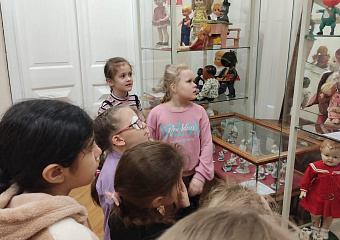 Продолжает работать выставка советских игрушек"Всё лучшее-детям!"